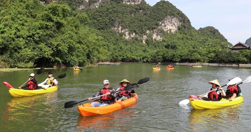 Chèo thuyền kayak Tràng An chính thức khai trương vào ngày 17/8/2020, giúp quá trình khám phá cảnh đẹp núi non của du khách tại đây thêm phong phú và hấp dẫn.
