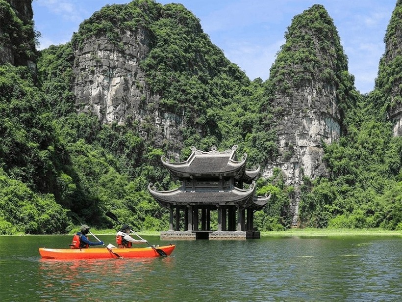 Du khách có thể ghé thăm Tràng An quanh năm, nhưng thời điểm lý tưởng nhất để chèo thuyền Kayak là vào mùa xuân từ tháng 1 đến tháng 3.