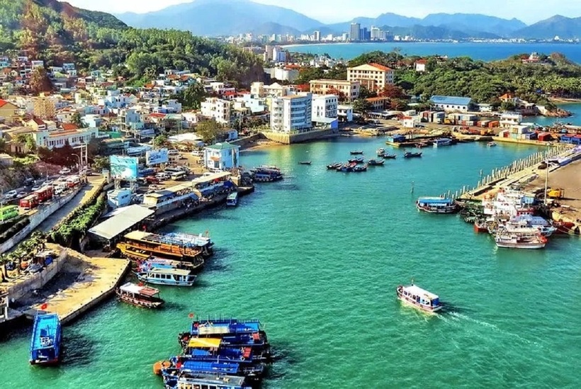 Cảng Hòn Tằm không chỉ là một điểm đến mà còn là nơi bắt đầu cho những hành trình khám phá vẻ đẹp của vịnh Nha Trang.