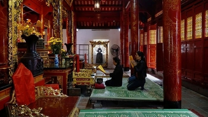 Du khách thập phương ghé thăm cầu bình an, may mắn