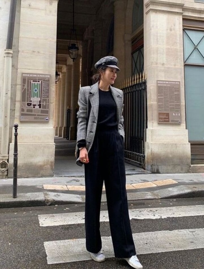 Quần ống rộng kết hợp với áo blazer khiến các nàng thanh lịch hơn.