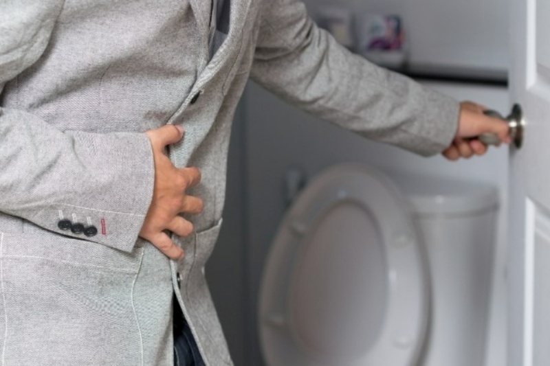 Sỏi thận lớn đôi khi bị mắc kẹt trong niệu quản, cản trở dòng nước tiểu, dẫn đến tiểu khó, tiểu rắt từng ít một.