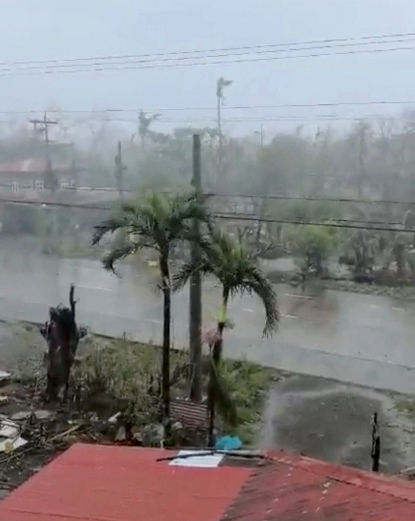 Bão Usagi gây mưa to gió lớn ở TP Santa Ana, tỉnh Cagayan - Philippines hôm 14/11 Ảnh: Reuters