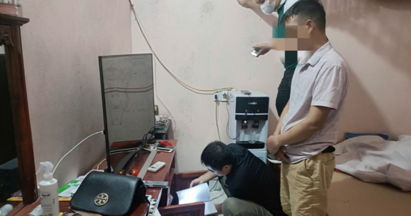 Lực lượng chức năng khám xét nơi ở của đối tượng Nguyễn Văn Bình.