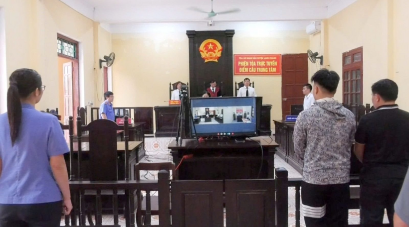 Toàn cảnh phiên tòa xét xử trực tuyến vụ án hình sự "“Tổ chức sử dụng trái phép chất ma túy”. Ảnh: Lao Động