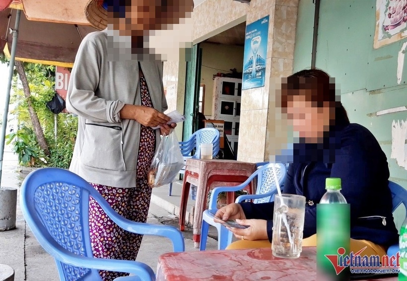 Giữa những lời gièm pha, chị L. vẫn lặng lẽ mưu sinh bằng nghề bán vé số. Ảnh: VietNamnet