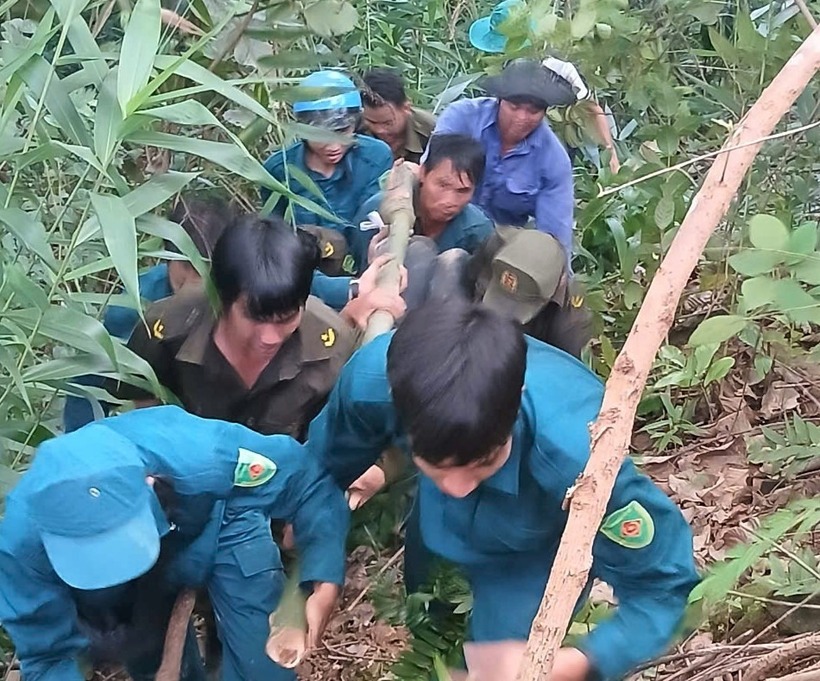 Lực lượng chức năng đưa ông H. lên khỏi vực. Ảnh: Báo Lâm Đồng