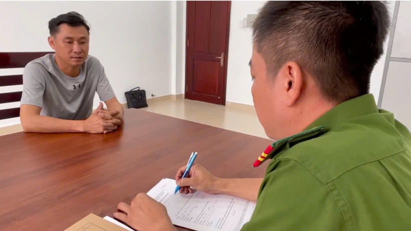 Tài xế Hà Việt Hùng làm việc với lực lượng chức năng. Ảnh: VietNamNet