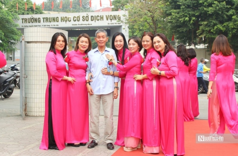 Thầy Nguyễn Trần Vỵ - nguyên Hiệu trưởng nhà trường xúc động chia sẻ, thầy là người chứng kiến ngôi trường được thành lập từ thuở sơ khai. Năm 2009, Trường tiểu học Dịch Vọng B đã vinh dự là một trong 2 trường trên địa bàn Hà Nội được công nhận trường chuẩn quốc gia. Tiếp nối truyền thống vẻ vang, hôm nay nhà tường tiếp tục đón nhận Huân chương Lao động hạng Nhì.