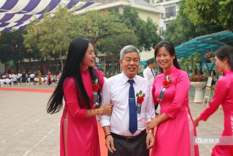 Thầy Bình - nguyên Phó hiệu trưởng nhà trường xúc động và phấn khởi khi về thăm lại trường xưa.