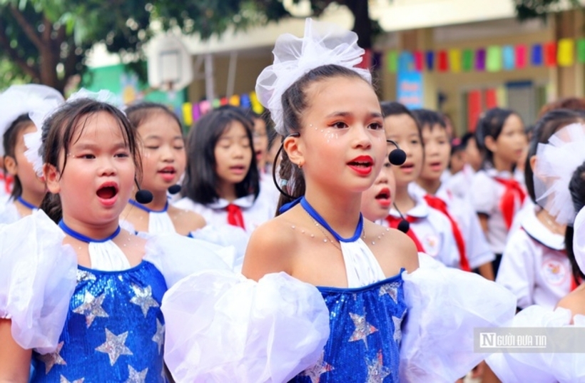 Các em học sinh đồng thanh hát vang Quốc ca tạo nên không khí trang nghiêm tại buổi lễ.