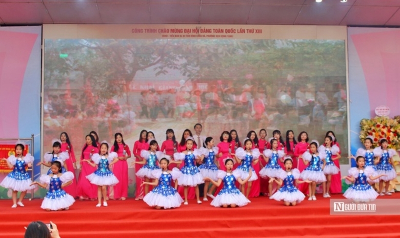 Nhiều tiết mục văn nghệ đặc sắc được thầy và trò nhà trường trình bày.
