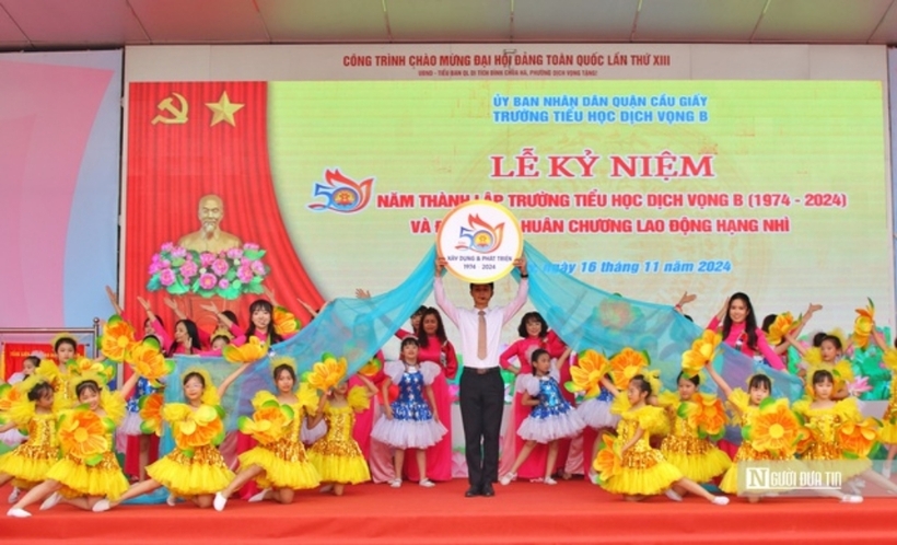 Các thế hệ thầy và trò Trường tiểu học Dịch Vọng B hôm nay sẽ viết tiếp những truyền thống vẻ vang của nhà trường trong tương lai.