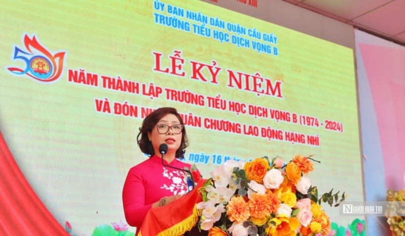 Bà Nguyễn Thanh Huyền - Hiệu trưởng Trường tiểu học Dịch Vọng B phát biểu tại buổi lễ.