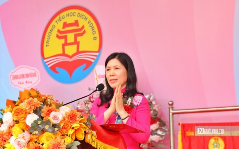 Bà Trần Thị Phương Hoa - Bí thư quận ủy Cầu Giấy biểu dương những thành tích của thầy và trò Trường tiểu học Dịch Vọng B.