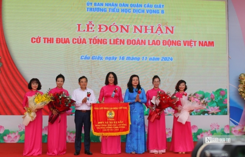 Tại buổi lễ nhà trường cũng tự hào đón nhận cờ thi đua "Đơn vị lao động xuất sắc" của Tổng liên đoàn Lao động Việt Nam.
