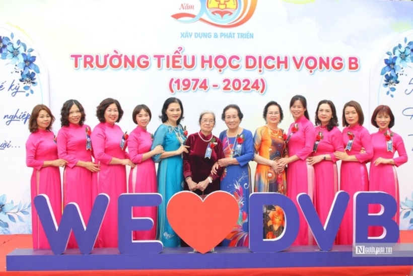Các thế hệ giáo viên đã nghỉ hưu của nhà trường thăm lại trường xưa.