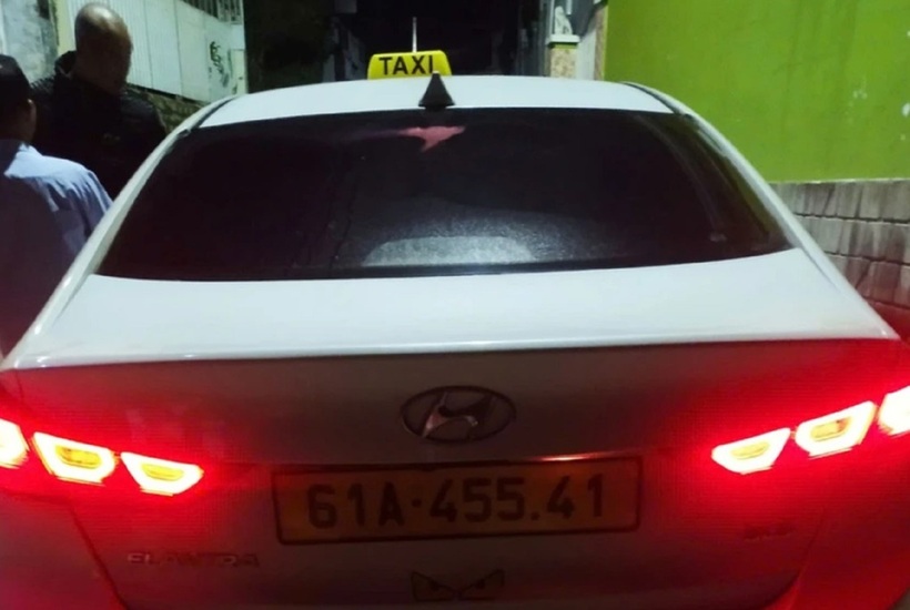 Chiếc taxi liên quan đến vụ việc. Ảnh: Dân Trí