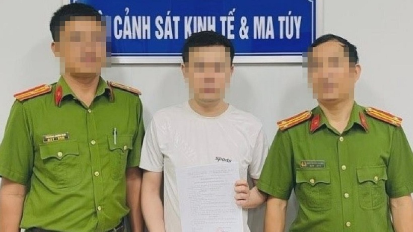 Cơ quan Cảnh sát điều tra Công an huyện Long Thành tống đạt Quyết định khởi tố bị can đối với chủ hộ kinh doanh B&B (quán BIA CLUB). Ảnh: Công an Đồng Nai