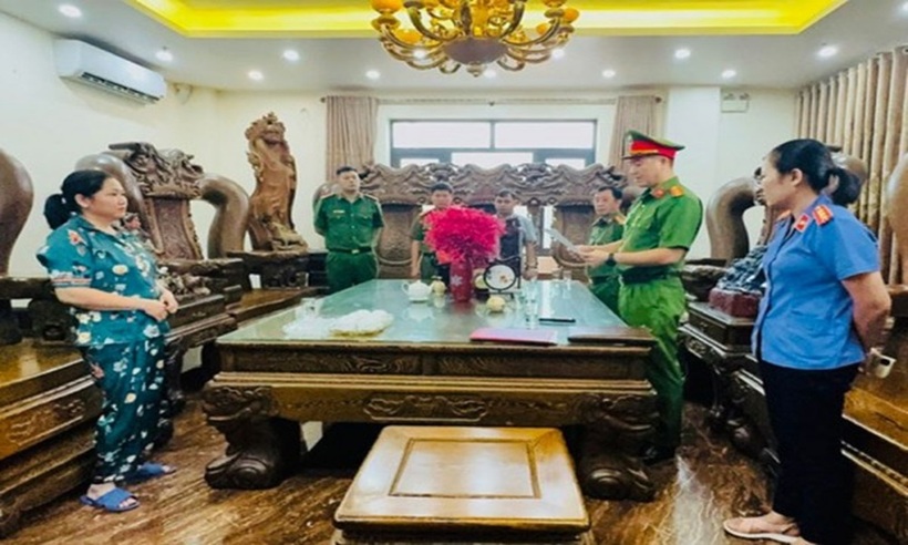 Phòng Cảnh sát kinh tế, Công an tỉnh Lào Cai thực hiện lệnh khám xét nơi ở và nơi làm việc của nghi phạm.