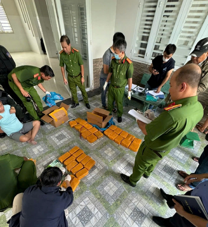 Lực lượng chức năng triệt phá thành công chuyên án vận chuyển ma tuý xuyên quốc gia. Ảnh: NLĐ