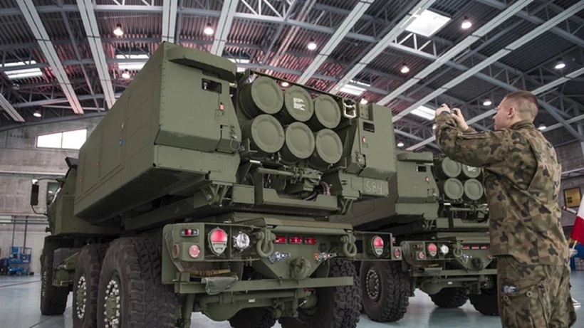 Các bệ phóng tên lửa HIMARS do Mỹ sản xuất đến một căn cứ quân sự ở Warsaw, Ba Lan. Ảnh: Getty