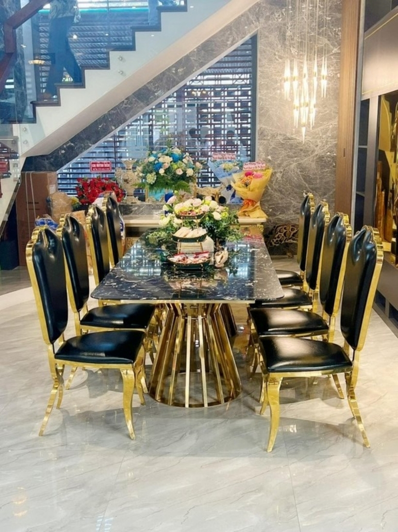 Mặc dù Hà Trí Quang và Thanh Đoàn chưa tiết lộ giá nhưng nhìn qua, cư dân mạng cũng đoán được biệt thự này có giá trị không nhỏ.