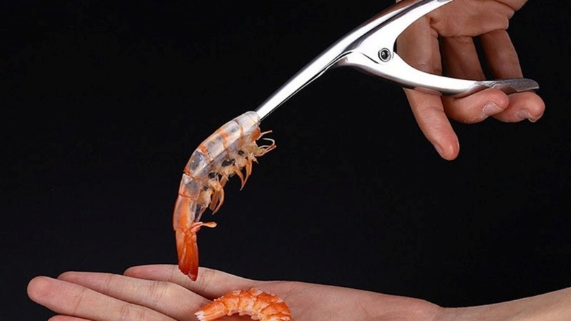 Bóc vỏ tôm bằng dụng cụ chuyên dụng