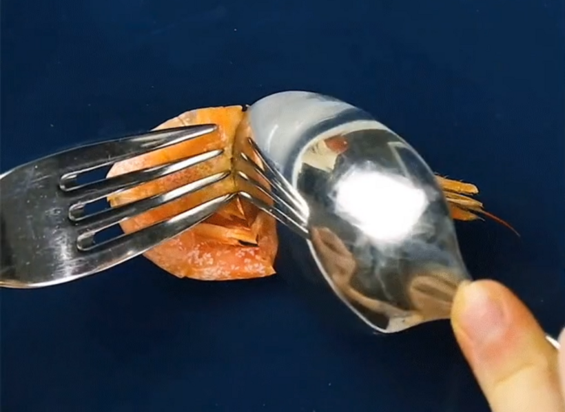 Mẹo bóc vỏ tôm chín trong chớp mắt mà không bẩn tay - 1