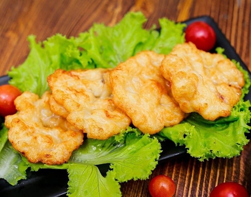 Mặc dù chả mực Hạ Long mang lại nhiều lợi ích cho sức khỏe, nhưng có một số đối tượng cần hạn chế hoặc không nên ăn món ăn này.