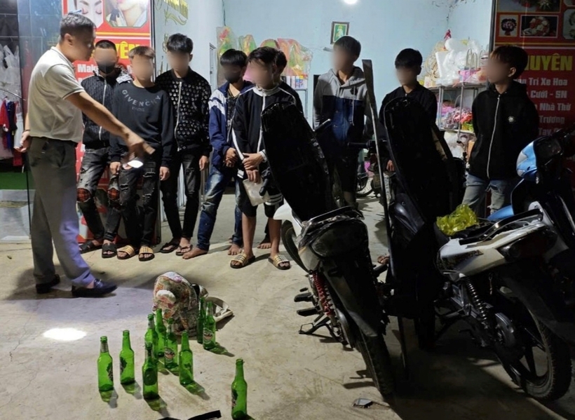 Nhóm thanh niên đi xe máy lạng lách, đánh võng, rú ga, mang theo hung khí trong đêm bị bắt giữ. Ảnh: Báo Giao Thông