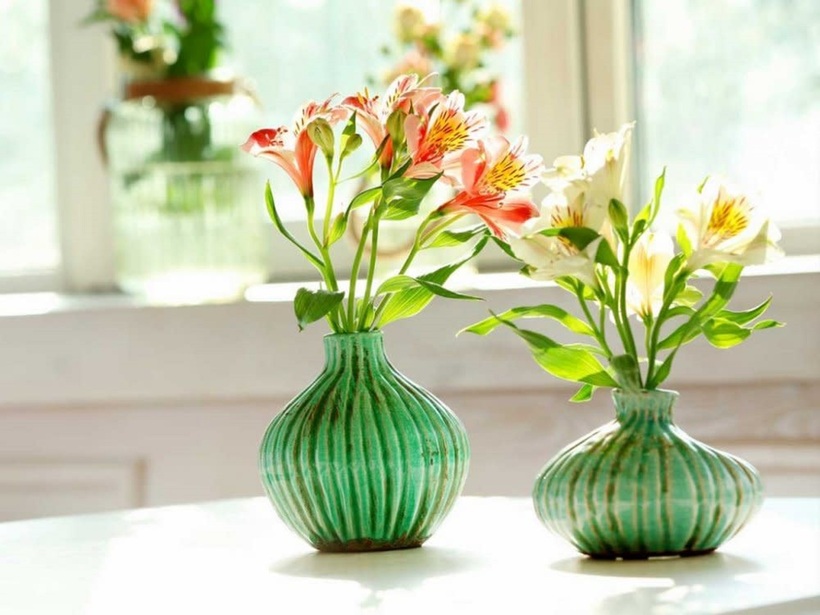 hai-bình-hoa-màu-xanh-dương-với-hoa-tươi-đặt-trên-bàn-gần-cửa-sổ..jpg