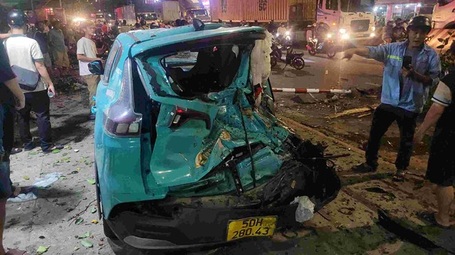 Một xe taxi bẹp dúm sau tai nạn