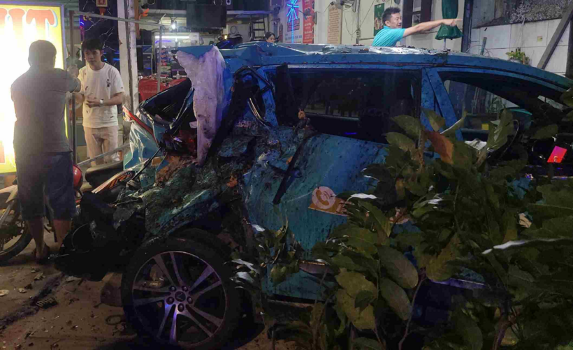 Xe taxi bị hư hỏng nặng.