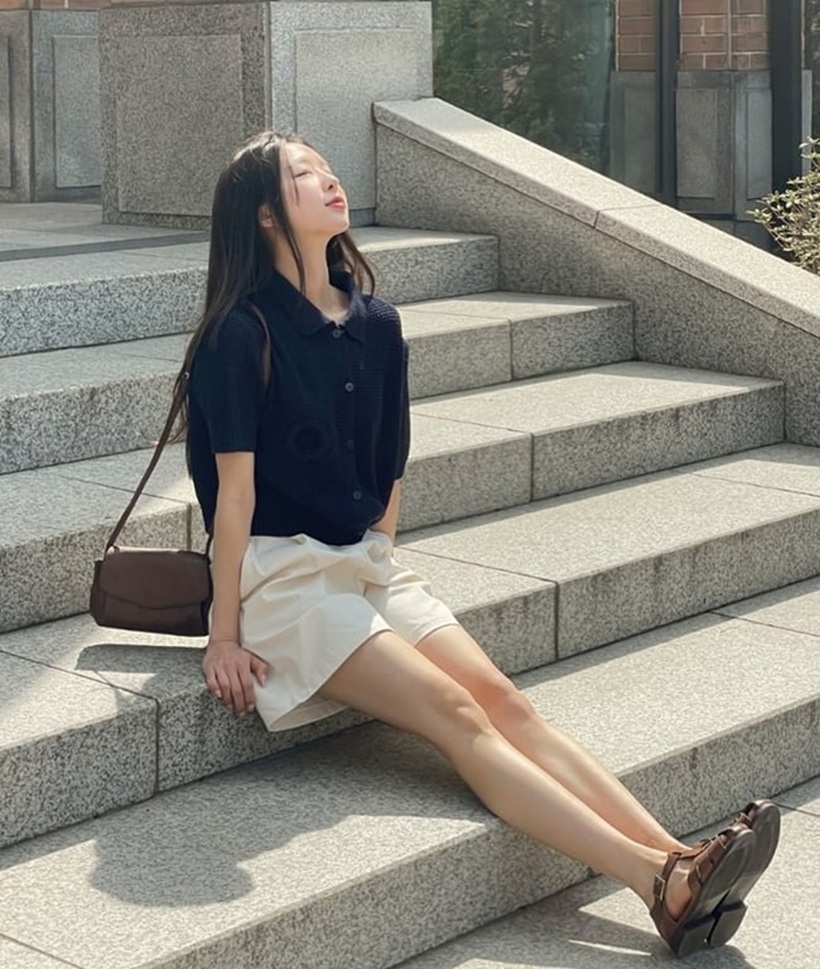 Bạn có thể kết hợp quần short trắng với nhiều loại giày dép khác nhau như giày cao gót, sandal, giày thể thao, dép lê,... tùy theo phong cách và hoàn cảnh.
