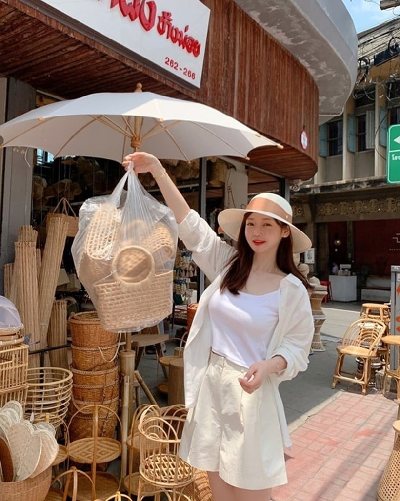 Kết hợp quần short trắng với các gam màu trung tính như đen, be, nâu, xám,... sẽ tạo nên vẻ ngoài thanh lịch, tinh tế.