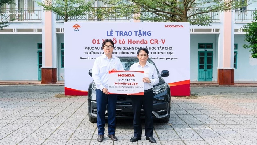 Ông Shinsuke Horiuchi - Phó Tổng giám đốc Công ty Honda Việt Nam - trao tặng 1 xe CR-V L cho Trường Cao đẳng Công nghiệp và Thương mại Vĩnh Phúc.