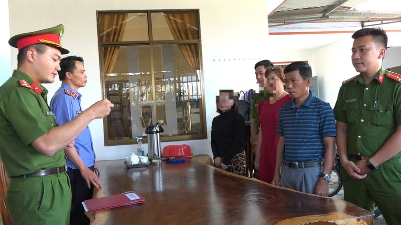Cơ quan Cảnh sát điều tra Công an tỉnh Lâm Đồng tống đạt quyết định khởi tố vụ án, khởi tố bị can đối với ông Lê Công Tuấn - Giám đốc Công ty TNHH Văn phòng phẩm Tuấn Như. Ảnh: Báo Lâm Đồng