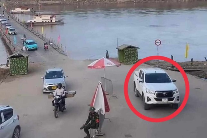 Hình ảnh tài xế xe bán tải có hành vi vượt không đúng quy định ngày 5/11. Ảnh: Tiền Phong