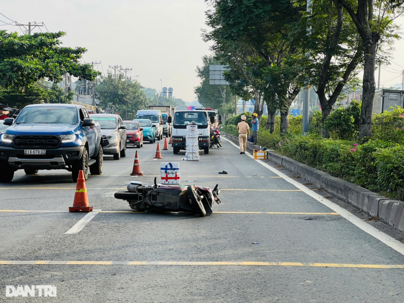 Hiện trường vụ tai nạn xảy ra trong làn ô tô. Ảnh: Dân Trí