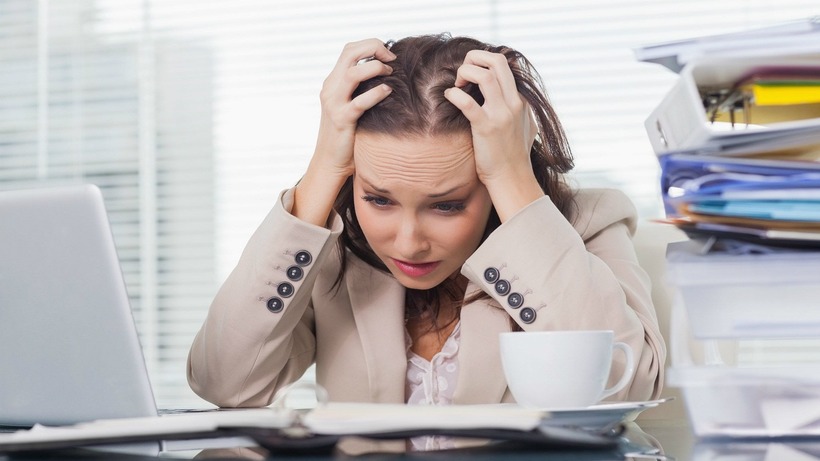 Cuộc sống hiện đại với nhịp độ công việc hối hả khiến nhiều người, đặc biệt là dân văn phòng, vô tình mắc phải những thói quen xấu ảnh hưởng nghiêm trọng đến sức khỏe.