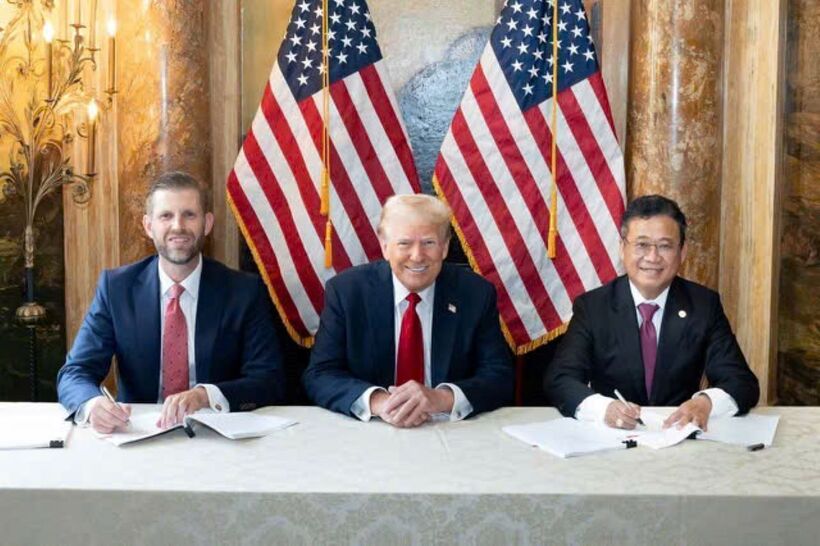 Eric Trump, Phó chủ tịch điều hành The Trump Organization và Chủ tịch KBC Đặng Thành Tâm (ngoài cùng bên phải) ký thỏa thuận hợp tác dưới sự chứng kiến của ông Donald Trump ngày 25/9 tại Florida, Mỹ. Ảnh: KBC.