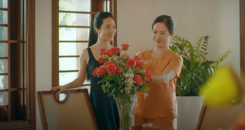 Tuyết hạnh phúc khi lần đầu tiên trong đời được mọi người tổ chức sinh nhật cho.