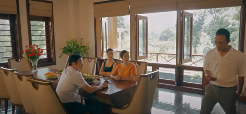 Hồng vội vàng rời đi sau khi nhận được tin nhắn.
