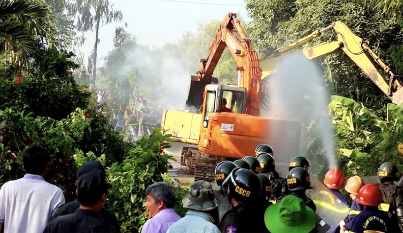 Lực lượng chức năng kịp thời khống chế nhóm đối tượng. (Ảnh: VietnamNet)