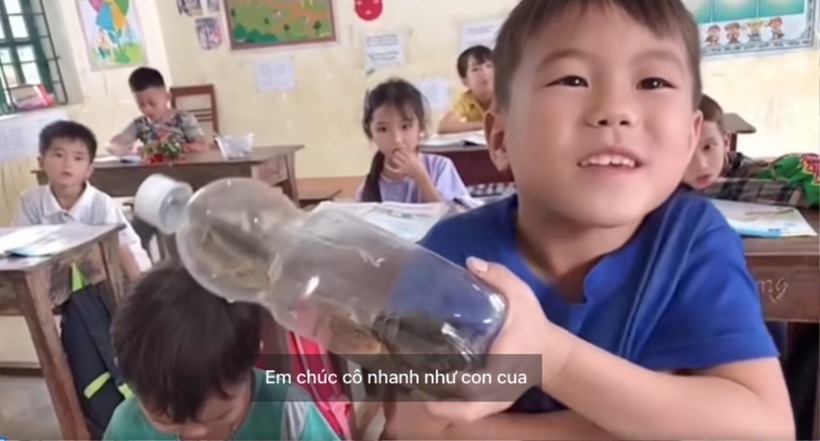 Lời chúc "Em chúc cô nhanh như con cua" khiến cô giáo không khỏi bật cười. Ảnh cắt từ clip