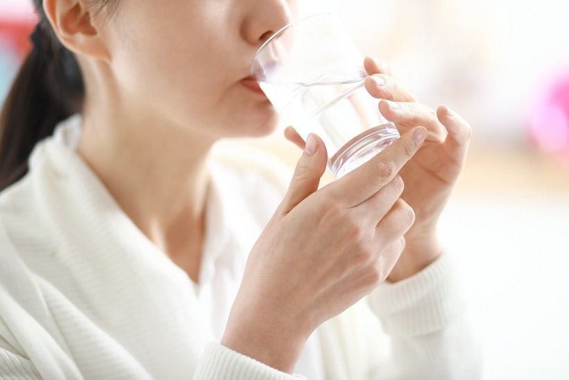 Để cai nghiện cà phê, bạn hãy thử thay thế bằng việc uống nhiều nước hơn. Ảnh minh họa