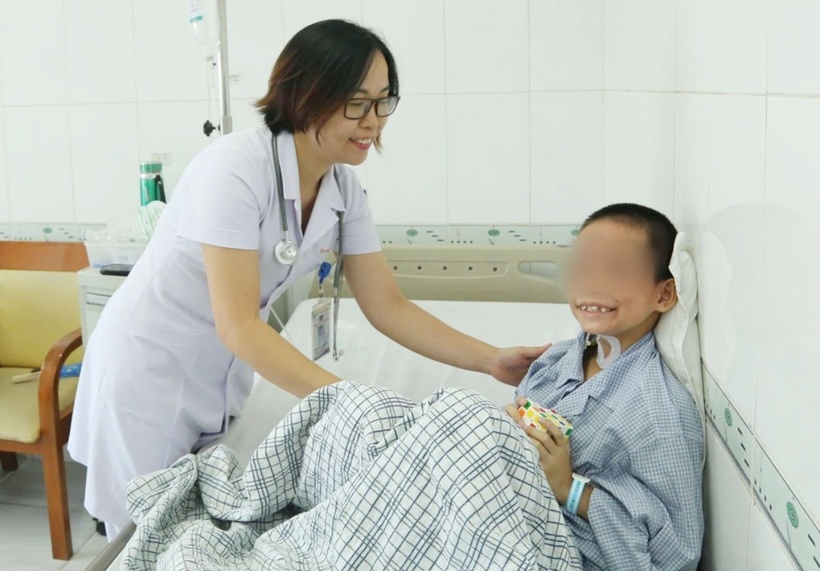 Sau 4 ngày điều trị, bệnh nhi đã tỉnh hoàn toàn, tinh thần tốt. Ảnh: VietNamNet