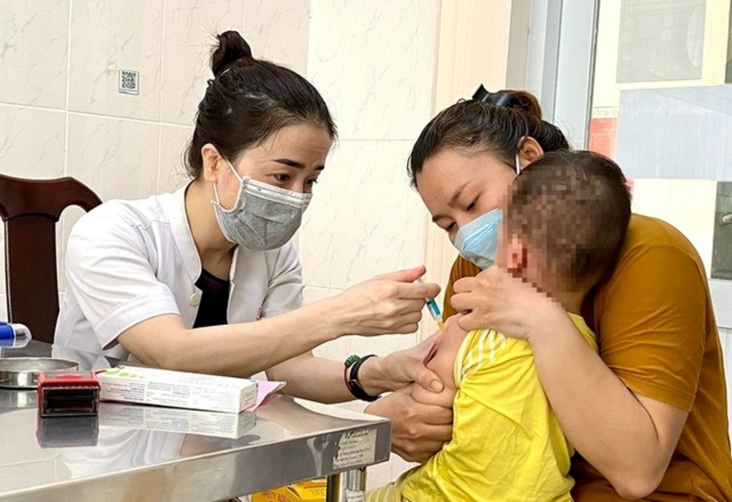 Tiêm vaccine phòng sởi cho trẻ. Ảnh minh họa: Người Lao Động