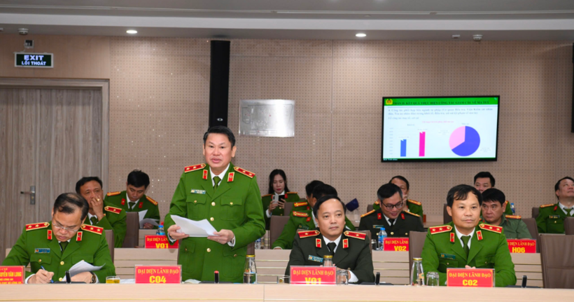 Trung tướng Nguyễn Văn Viện, Cục trưởng Cục Cảnh sát điều tra tội phạm về ma túy (C04), trình bày báo cáo tại hội nghị.